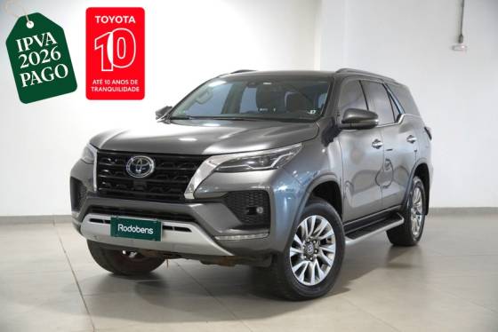 TOYOTA HILUX SW4 2.8 D-4D TURBO DIESEL SRX 7L 4X4 AUTOMÁTICO TOYOTA HILUX SW4 2.8 D-4D TURBO DIESEL SRX 7L 4X4 AUTOMÁTICO